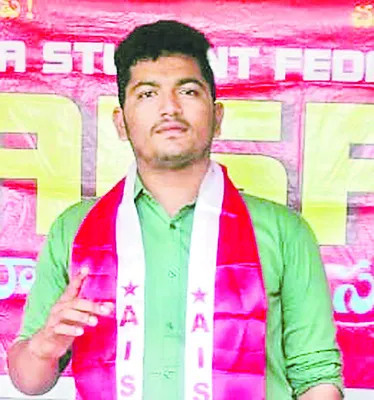 విద్యార్థులు అర్ధాకలితో అల్లాడుతున్నారు  
