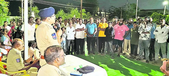 రాత్రి పది తర్వాత రోడ్లపై కనిపిస్తే తాట తీస్తాం