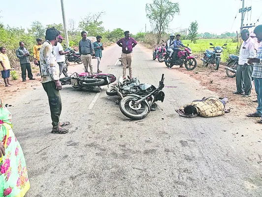 రెండు బైక్‌లు ఢీ : ఒకరికి గాయాలు 