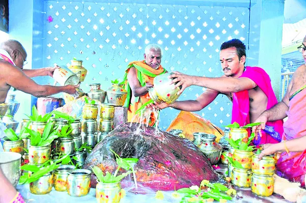 శ్రీవారి పాదాలకు అష్టోత్తర కలశాభిషేకం