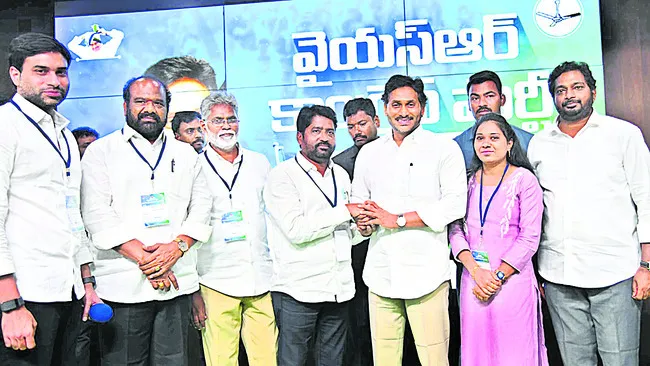 ఎంపీటీసీ సభ్యులను అభినందించిన వైఎస్‌ జగన్‌ 