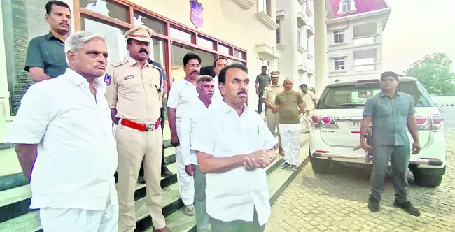 ఫాస్ట్‌ట్రాక్‌ కోర్టు ద్వారా శిక్షపడేలా చూస్తాం 