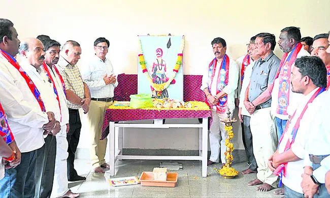 కలెక్టరేట్‌లో పాపన్న వర్ధంతి
