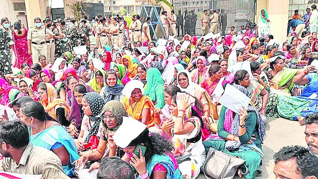 ‘హామీలు మరిచిన ప్రభుత్వం’