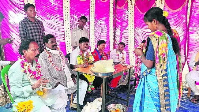 స్వాభిమాన్‌ ఏరియాలో ఎమ్మెల్యే మంగుఖీలో పర్యటన