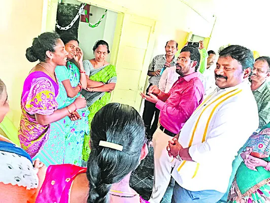 పాఠశాలల విలీనంతో విద్యార్థులకు దూరాభారం 