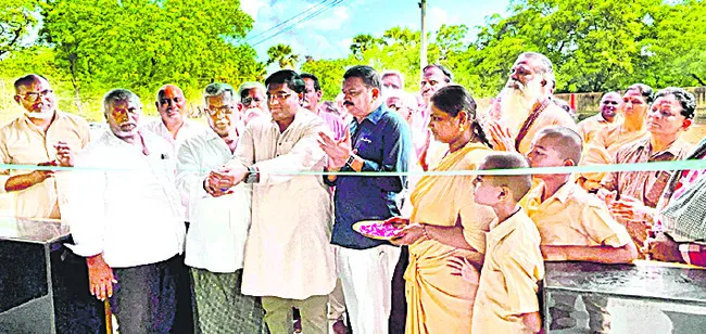 అమ్మ చారిటబుల్‌ ట్రస్టు సేవలు అబినందనీయం 