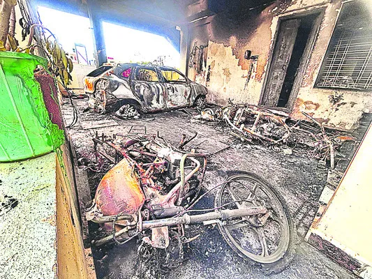 షార్ట్‌ సర్క్యూట్‌తో వాహనాలు దగ్ధం