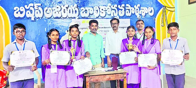 విద్యార్థులు పారిశ్రామికవేత్తలుగా ఎదగాలి