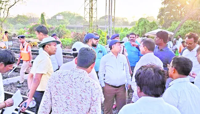 సంఘటనా స్థలాన్ని పరిశీలించిన రైల్వే జీఎం