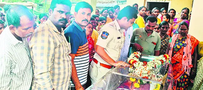 ఆత్మహత్య చేసుకున్న కానిస్టేబుల్‌కు నివాళి