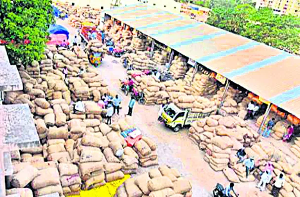 యార్డుకు 1,30,848 బస్తాలు మిర్చి 