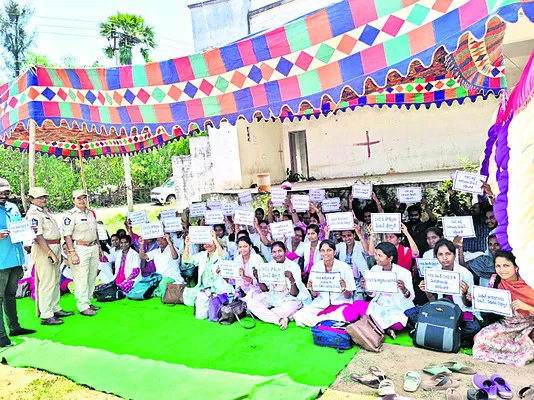 ఆయుష్మాన్ సీహెచ్వోల ధర్నా