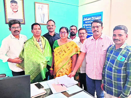 డీఈవోకు నోబుల్ టీచర్స్ అసోసియేషన్ సత్కారం