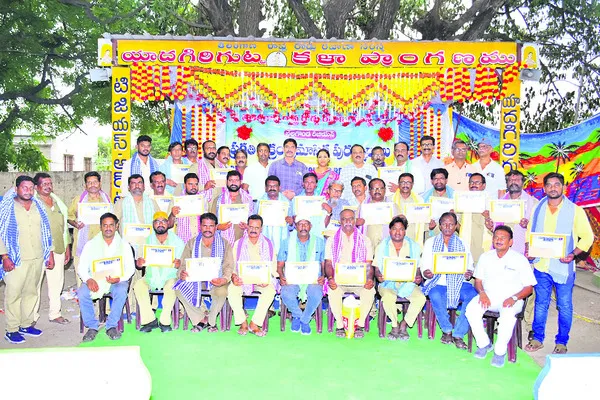 ప్రయాణికులను కుటుంబ సభ్యులుగా భావించాలి