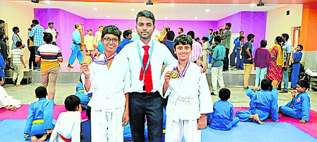 మార్షల్‌ ఆర్ట్స్‌లో బాపట్ల క్రీడాకారులకు బంగారు పతకాలు 