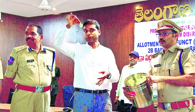 బార్ల కేటాయింపునకు లక్కీ డ్రా