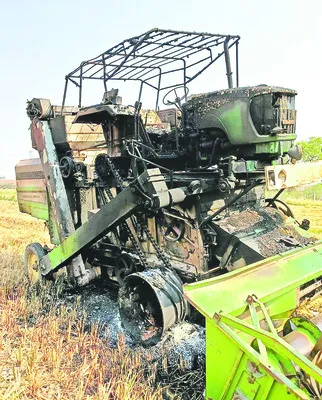 వరి కోత యంత్రం దహనం 