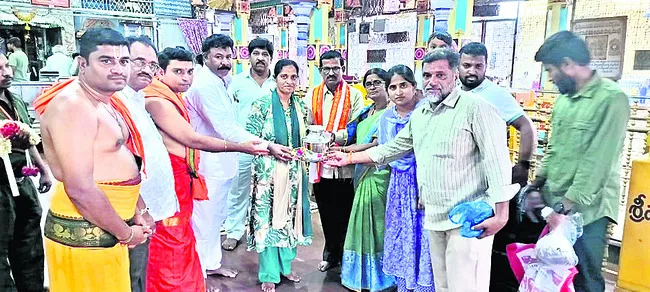 ఒంటరి జీవితాన్ని తాళలేక రాలిన పండుటాకు
