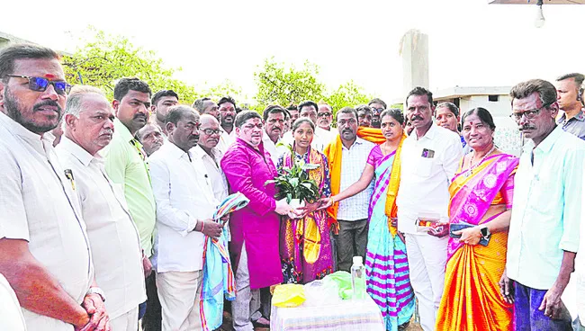 కష్టపడి చదివితే ఉజ్వల భవిష్యత్‌ 