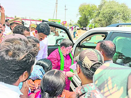 మా భూములు మాకివ్వండి