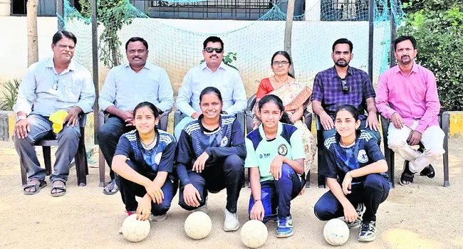 నేషనల్‌ హ్యాండ్‌బాల్‌ పోటీలకు జిల్లా క్రీడాకారిణులు 