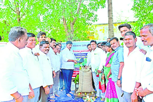 ధాన్యాన్ని దళారులకు విక్రయించొద్దు