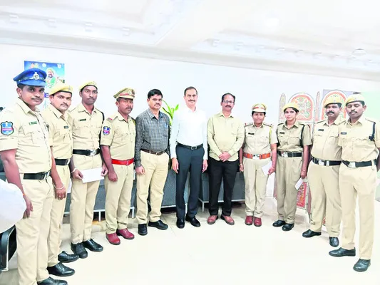 ఎన్‌ఫోర్స్‌మెంట్‌ టీంకు క్యాష్‌ప్రైజ్‌