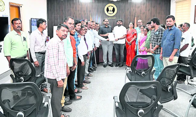 డీఎంహెచ్వోను బెదిరించిన వారిపై చర్య తీసుకోవాలి