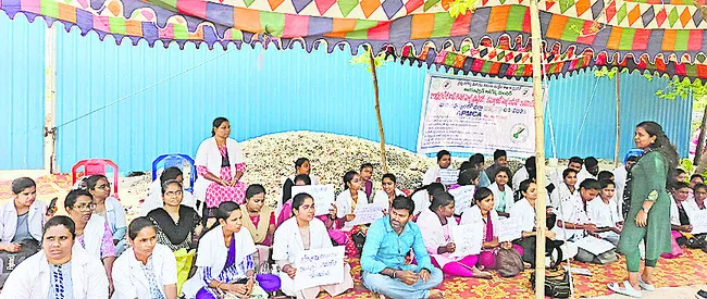 క్రమబద్ధీకరించాలని సీహెచ్‌ఓల ఆందోళన 