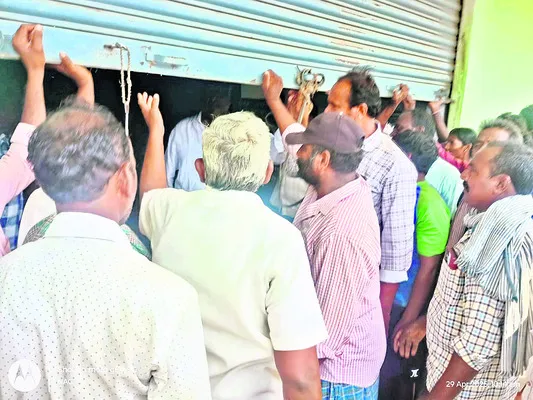 సొసైటీ చైర్మన్, సీఈఓ నిర్బంధం