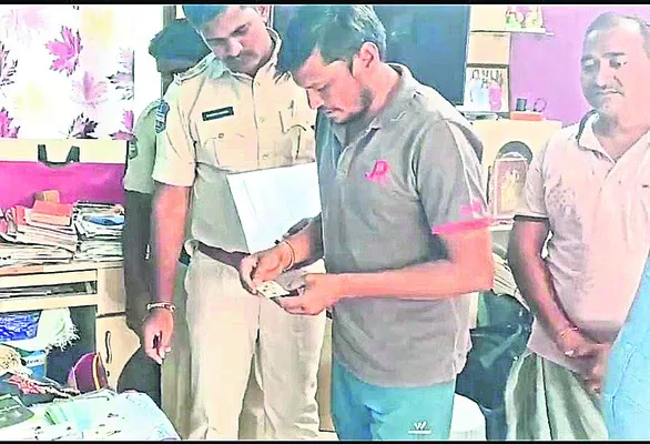 వడ్డీ వ్యాపారుల ఇళ్లలో సోదాలు