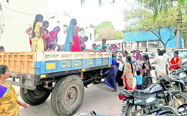 బోరు మోటారు సరిచేస్తుండగా ఇద్దరు యువ రైతులు.. 