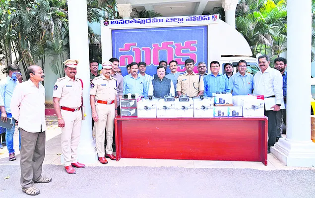 పోలీస్‌ శాఖకు రూ.కోటి  విలువైన ఉపకరణాల వితరణ 