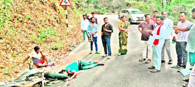 కారు ఢీకొని ఇద్దరు యువకులకు తీవ్ర గాయాలు