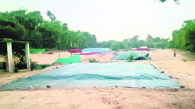 భారీ వర్షం.. రైతుల ఆందోళన 