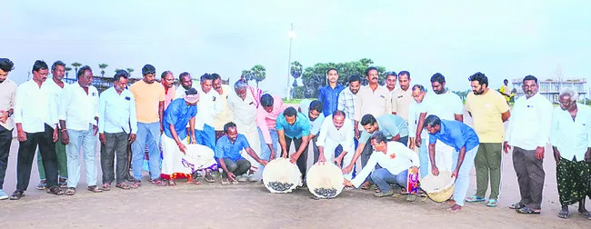 సముద్రంలోకి తాబేలు పిల్లలు విడుదల 