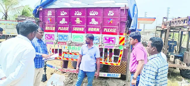 300 క్వింటాళ్ల రేషన్‌ బియ్యం సీజ్‌ 