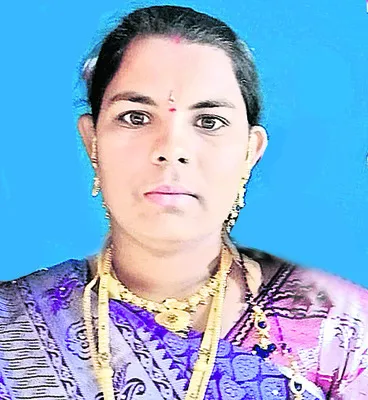 పిడుగుపాటుకు వివాహిత మృతి 