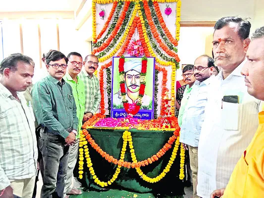 దొడ్డి కొమురయ్యను ఆదర్శంగా తీసుకోవాలి
