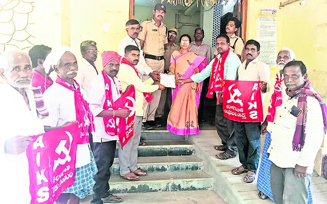 ఎకరాకు రూ.50వేల నష్టపరిహారం చెల్లించాలి
