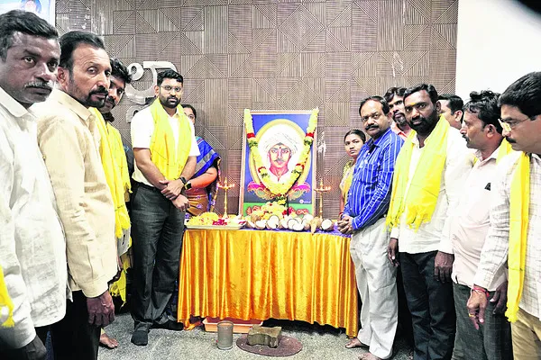 పరిశ్రమలు స్థాపించాలి