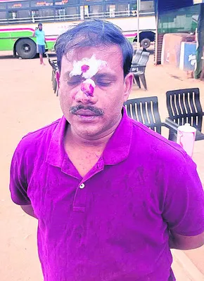 కారులో నిద్రిస్తున్న వారిపై దాడి