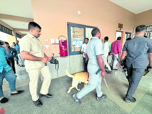 మేడ్చల్‌ కలెక్టరేట్‌కు బాంబు బెదిరింపు 