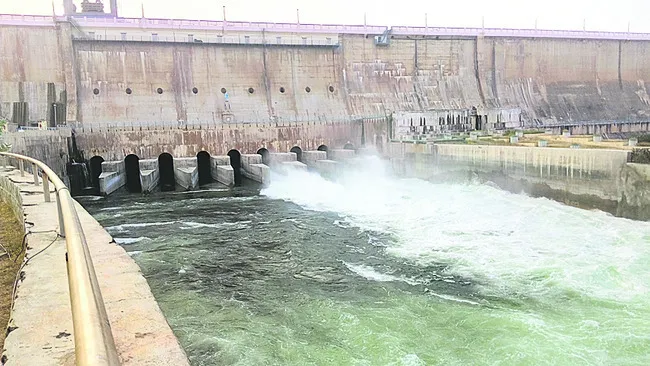 మొరాయిస్తున్న సాగర్‌ కుడికాలువ గేట్లు 