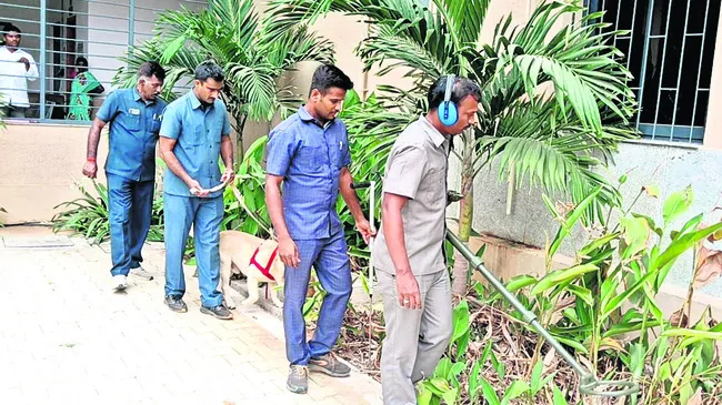 నాగర్‌కర్నూల్‌ కలెక్టరేట్‌కు బాంబు బెదిరింపు 
