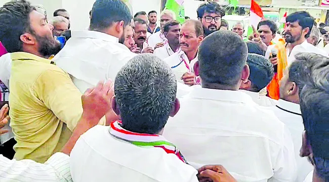 కాంగ్రెస్‌ పాదయాత్ర రసాభాస 