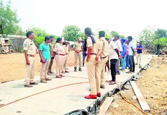 రోడ్డు పనులు అడ్డగింత
