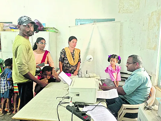 నాలుగు గంటలకే ఆధార్‌ సేవలు బంద్‌ 