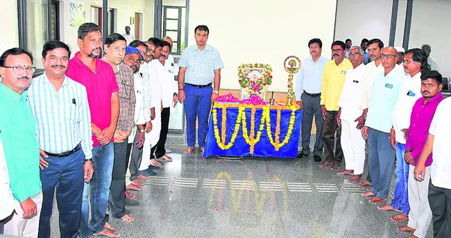 ‘రాజీవ్‌ యువవికాసం’ రుణాలివ్వాలి